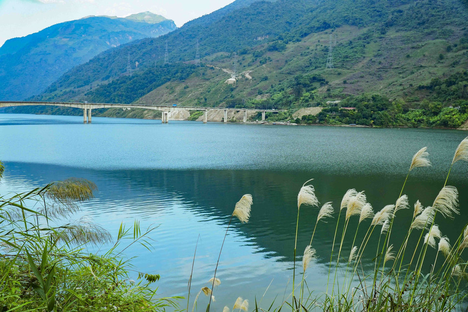 La beauté ineffable du lac-réservoir de Son La dans le chef-lieu de Muong Lay. Photo: VNA