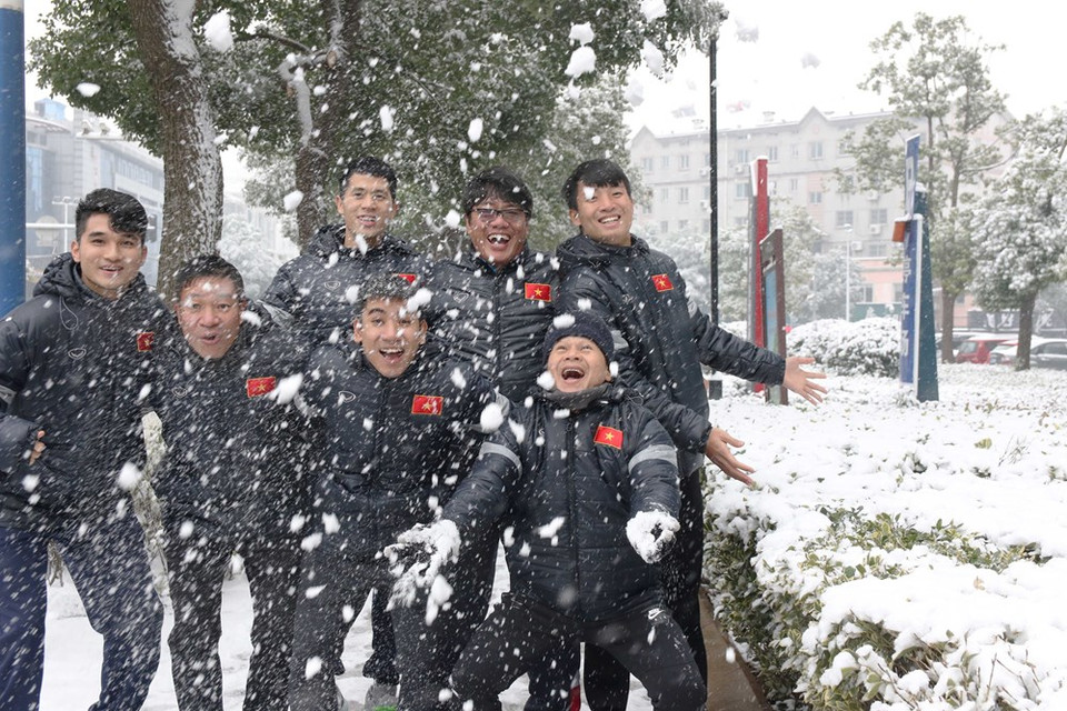 Les footballeurs vietnamiens jouent avec la neige.
