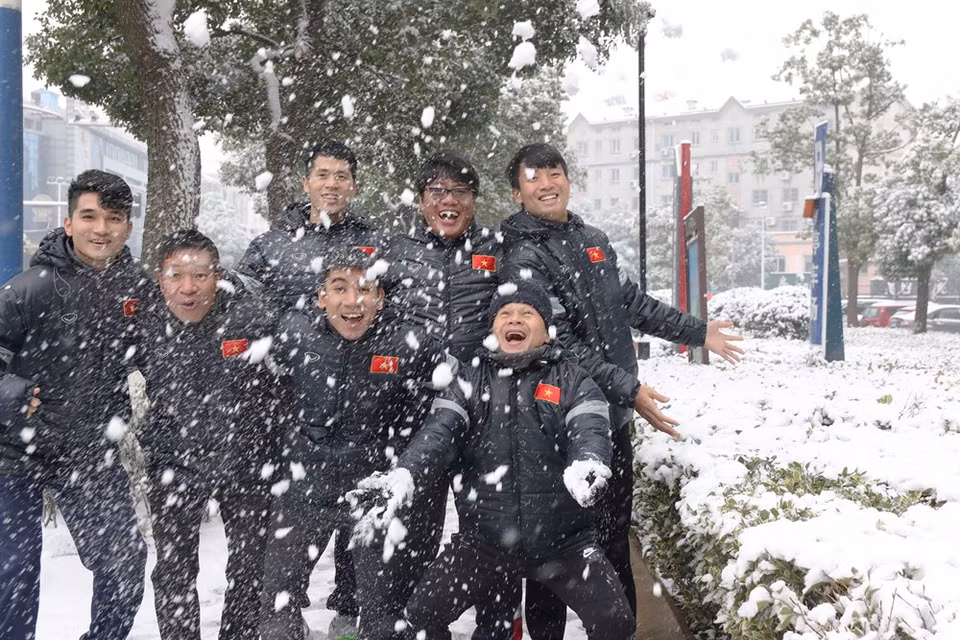 Les footballeurs vietnamiens jouent avec la neige. 