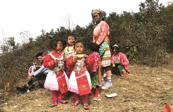 Les enfants revêtent de nouveaux vêtements au printemps. 