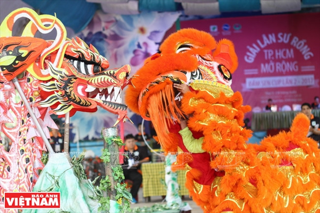 Numéro reproduisant le combat entre la licorne et le dragon. 