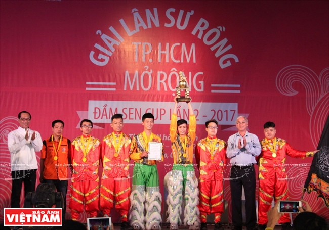 La troupe « Vinh Phu Duong – Binh Duong » a remporté le 1er prix du numéro de danse de la licorne « Lên mai hoa thung ». 