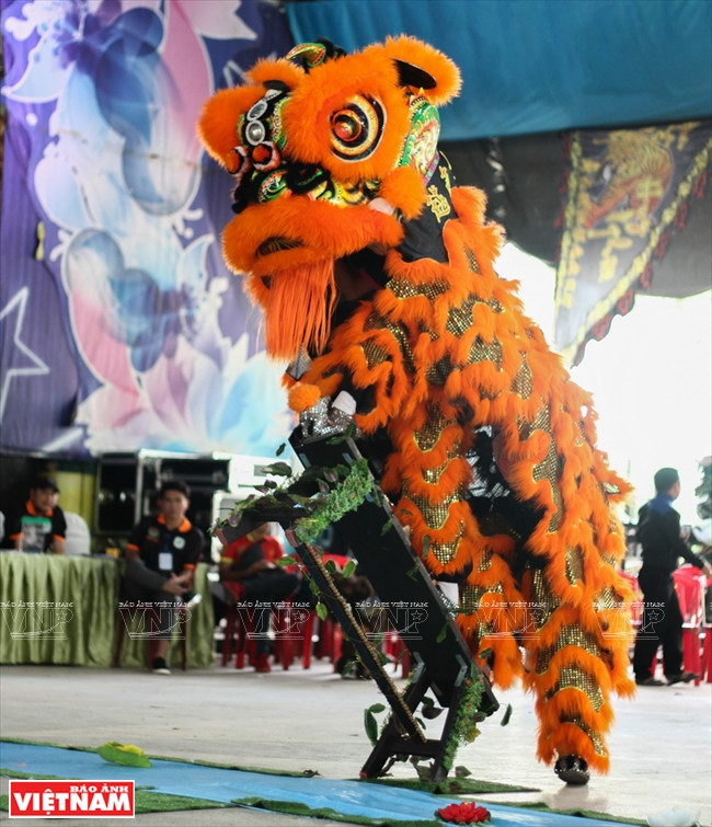 Des gestes difficiles à exécuter lors du numéro « Lân Dia Buu ». 