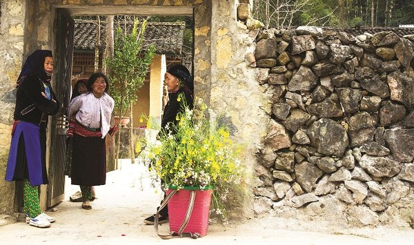  Des femmes âgées partagent des instants de convivialité. 