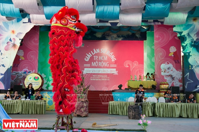 Numéro impressionnant dénommé « Lân Dia Buu » de la troupe « Tâm Anh Duong » (province de Binh Duong).