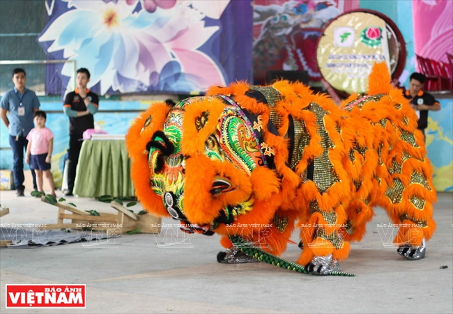 Le numéro « Lân Dia Buu » de la troupe « Lân Su Rông Dep Nghia Duong »