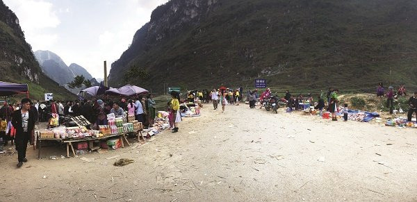 Un marché animé à Quan Ba.