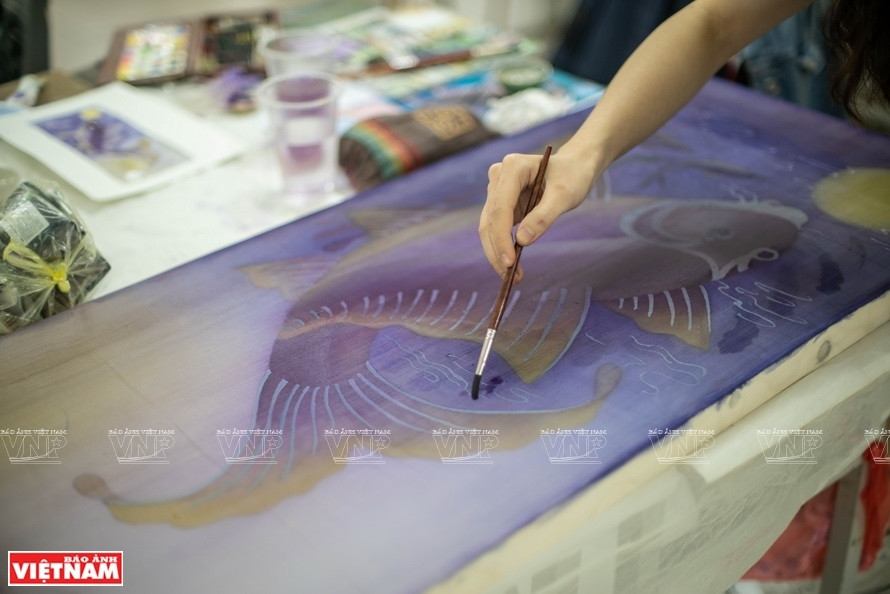 Des motifs anciens des estampes de Hang Trong peints sur soie. Photo: Vietnam Illustré