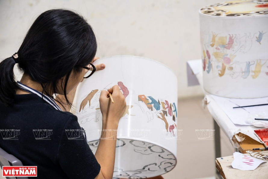 Peindre un estampe de Hang Trong sur une lanterne. Photo: Vietnam Illustré