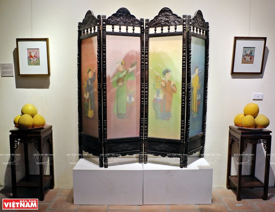 En un mois, les étudiants participant au projet ont eu l'opportunité d'étudier directement de leurs expériences pratiques avec l'artiste Le Dinh Nghien et de proposer des options créatives pour les œuvres inspirées des estampes de Hang Trong. Photo: Vietnam Illustré