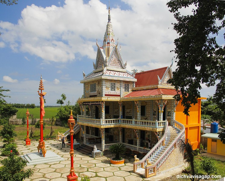Quarante années sont passées, mais la couleur d’origine des briques émaillées et des porcelaines reste intacte.