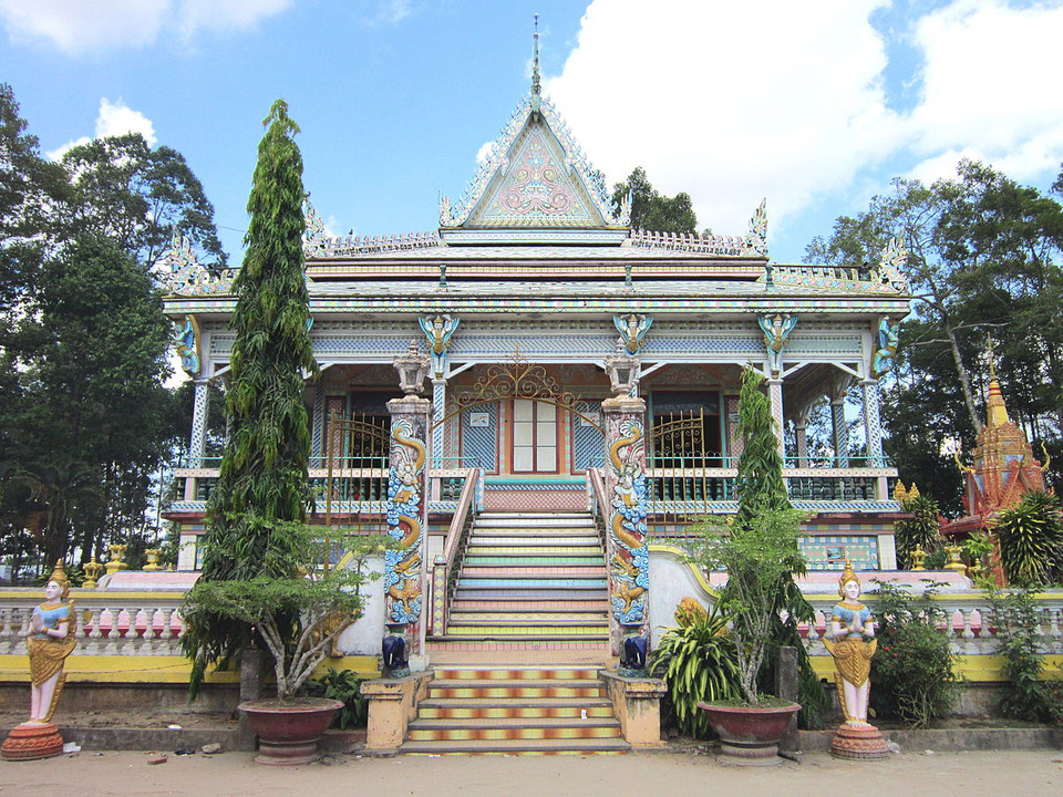 La pagode de Sa Lon, largement connue sous le nom de « Chen Kieu », se trouve à environ 12 km de la ville de Soc Trang, commune de Dai Tam, district de My Xuyen, province de Soc Trang.