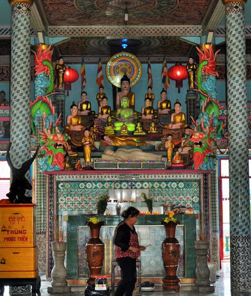 De petites statues de Bouddha sont vénérées dans les cellules des bonzes.