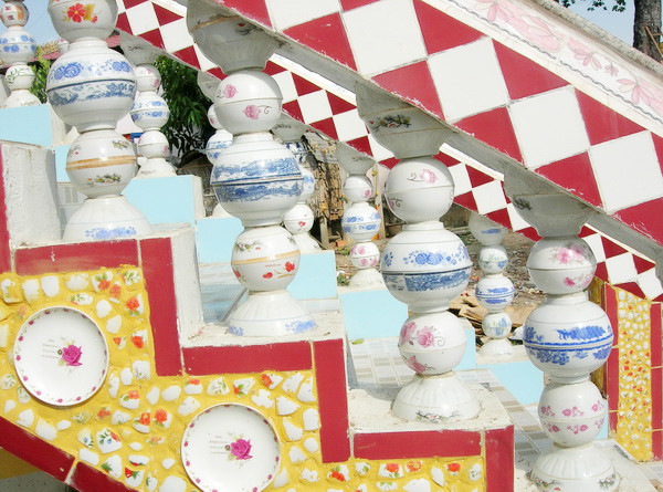 Des bols sur les murets entourant le sanctuaire principal.