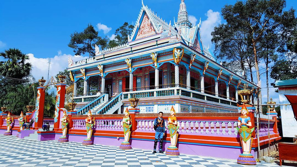 Le sanctuaire principal, couvert de bols, d’assiettes en céramique et de briques émaillées, se détache sur un fond de couleurs vives.