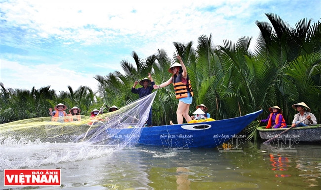 Un touriste apprend à pêcher avec un filet.
