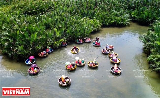 Des kouffas avec des touristes dans la forêt de cocotiers d’eau de Cam Thanh. 