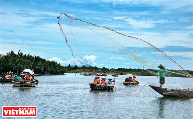 Dans la forêt de cocotiers d’eau de Cam Thanh, le touriste peut contempler des méthodes de pêche traditionnelles.