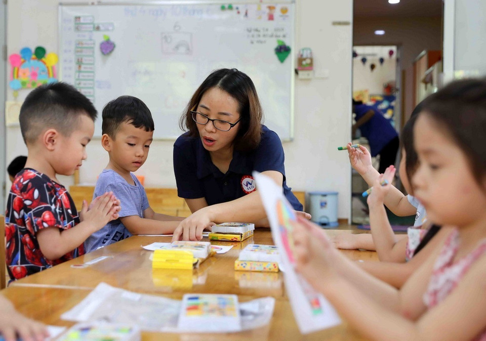 Hanoï compte actuellement 1.147 écoles maternelles et plus de 2.400 établissements d'enseignement maternel indépendants. Le taux d'enfants de 5 ans en classe est de 100 %. Photo : VNA