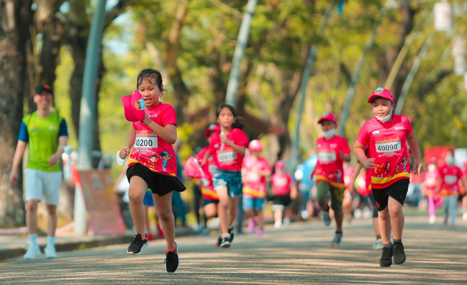 Des enfants de Hô Chi Minh-Ville participent à la "Happy Family Run - Kun Family Run". Photo : VNA