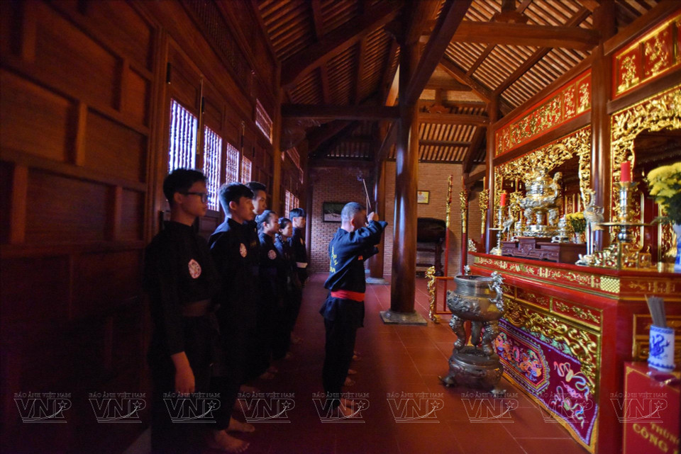 Les maîtres et les adeptes de la secte Bach Long offrent de l'encens pour commémorer les trois héros Nguyên Nhac, Nguyên Huê et Nguyên Lu. Photo: VNP