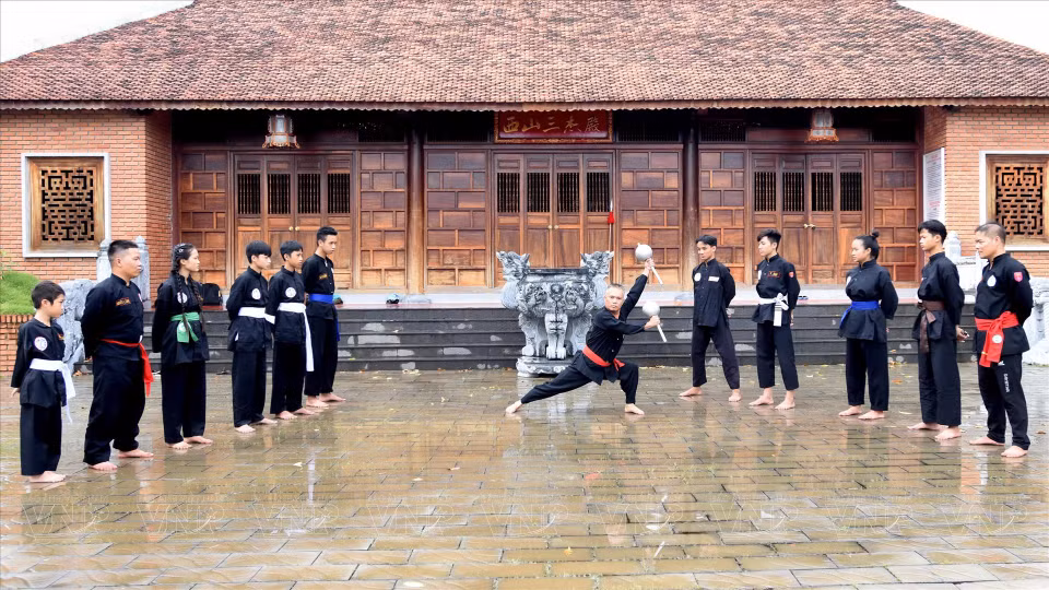 Le maître Thai Minh Quang enseigne des techniques à ses disciples. Photo: VNP 