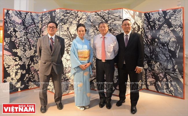 Toba Mika se fait photographier avec le vice-président du Comité populaire municipal de Da Nang, Nguyen Ngoc Tuan (chemise blanche), et le consul général du Japon à Ho Chi Minh-Ville, Kawaue Junichi (à gauche).