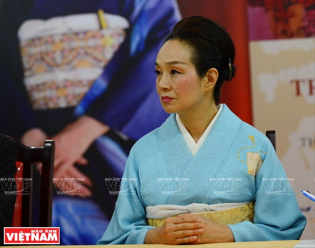 Toba Mika réalise des tableaux sur le Vietnam en utilisant la technique traditionnelle japonaise du katazome.