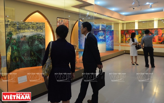 Les peintures sur le Vietnam de Toba Mika fascinent le public.