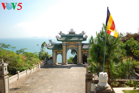 De la pagode, on a une belle vue sur la mer. La ville de Da Nang est au sud.