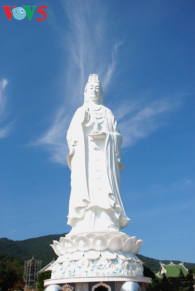  La statue de Guanyin (la Dame de la Miséricorde bouddhiste) mesure 67m de haut, soit l’équivalent d’un bâtiment de 30 étages. Cette statue, la plus grande du pays dans son genre, tourne le dos à la montagne et regarde vers la mer. Guanyin tient dans sa main gauche un vase contenant une eau magique susceptible d’apporter la paix aux pêcheurs.