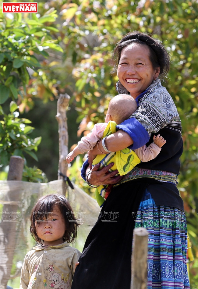 Pendant la saison des pluies, les jeunes travaillent aux champs tandis que les personnes âgées restent à la maison pour garder les petits. 