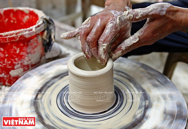 La poterie délicate exige beaucoup de temps et d'efforts