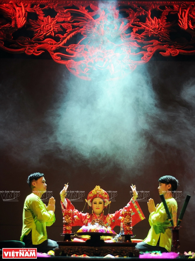 Le spectacle « Tu Phu » reproduit fidèlement les rituels du Hâu dông 
