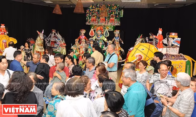 Le spectacle « Tu Phu » est donné 12 fois par mois à Hanoi, et vivement applaudi par le public vietnamien et étranger