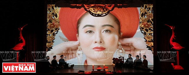 Scène de la pièce théâtrale « Tu Phu », jouée à Hanoi. Un grand écran assure la traduction en anglais et l’orchestre se trouve des deux côtés de la scène. 