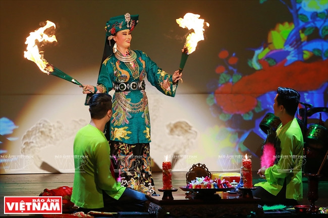 Le médium en transe dans la scène Dê Nhi 