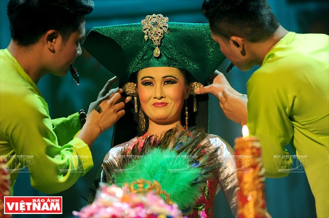 Préparatifs du costume pour le médium. 