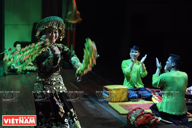 L’image de M. Hoàng Muoi qui déclame des vers à la séance de transe