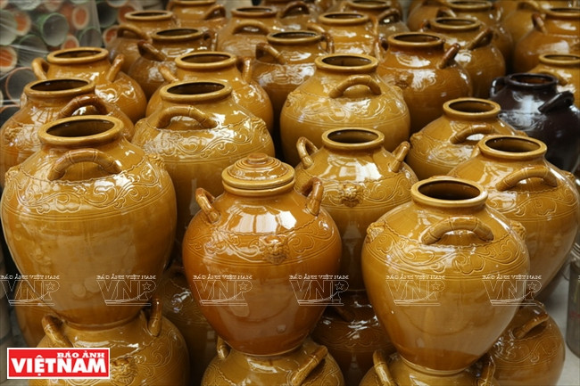 Vases, pots et jarres d’alcool sont les principaux produits fabriqués à Kim Lan