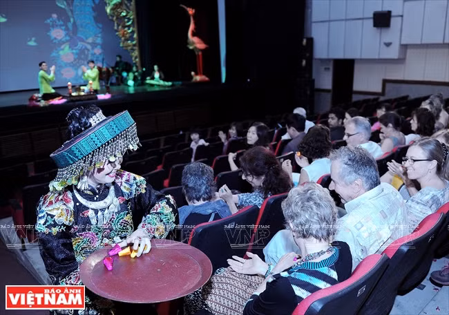 Le spectacle enthousiasme les spectateurs étrangers, malgré la barrière culturelle.