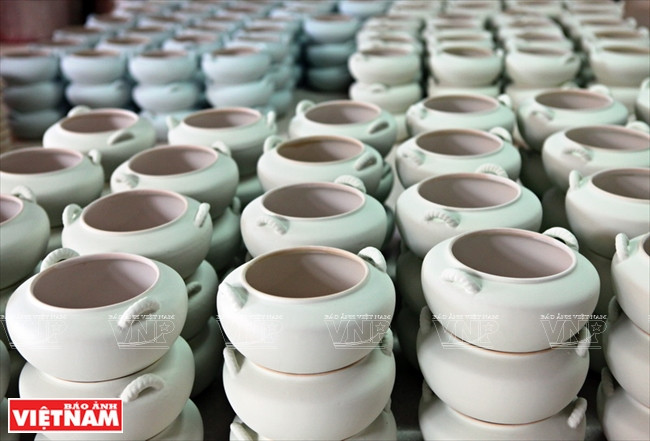 A Kim Lan, on réalise principalement de la poterie d​'usage courant, comme bols, vases et pots. En image: des produits crus prêts à être émaillée