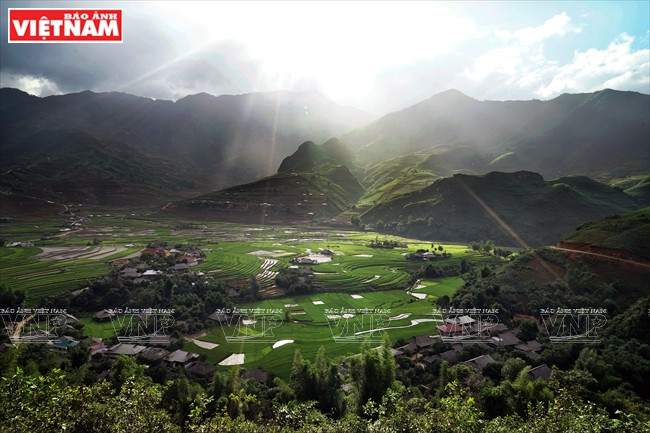 Lim Thai est un grand hameau avec de belles maisons sur pilotis entre les champs en terrasses
