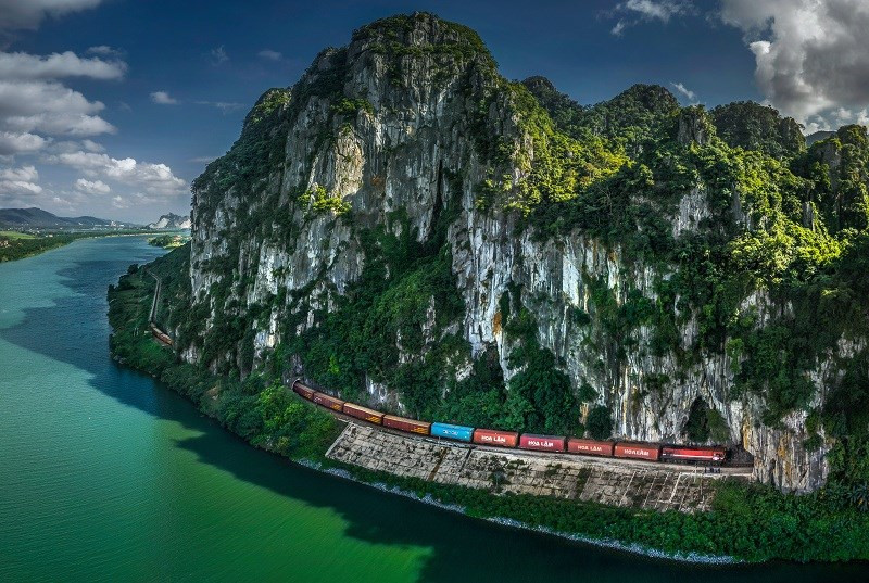 «Tau qua ham Le Son» (Train passant par le tunnel de Le Son) prise par Tran Bao Hoa.