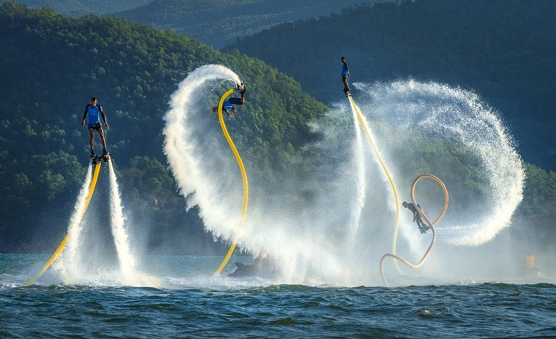 «Vu cong tren bien» (Danseurs de la mer) de Nguyen Tien Trinh, capturant des artistes de flyboard, remporte également l'un des troisièmes prix.