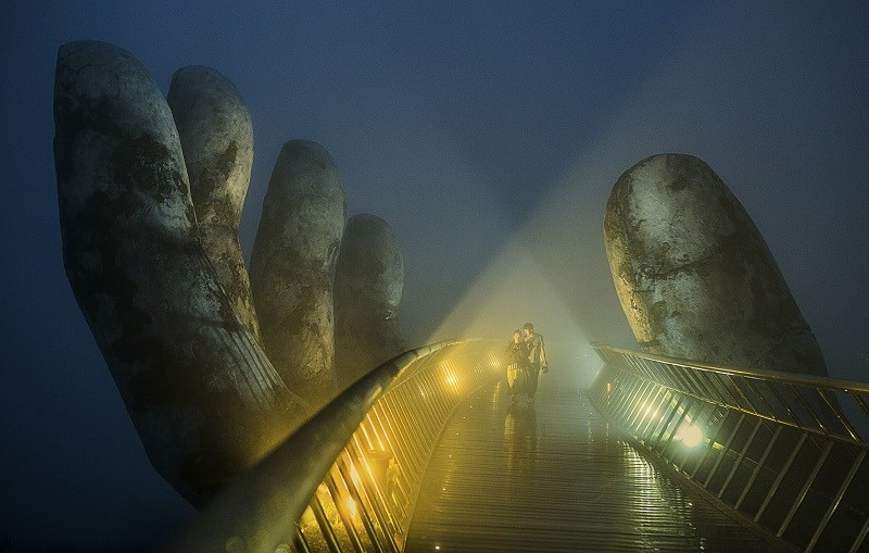 Un autre deuxième prix a été décerné à la photo «Trong Suong» (Dans la brume) prise sur le Pont d'or dans la ville centrale de Da Nang par Nguyen Quang.