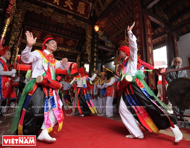 ​Les danseurs doivent harmonieusement combiner danse et battements de tambour. 