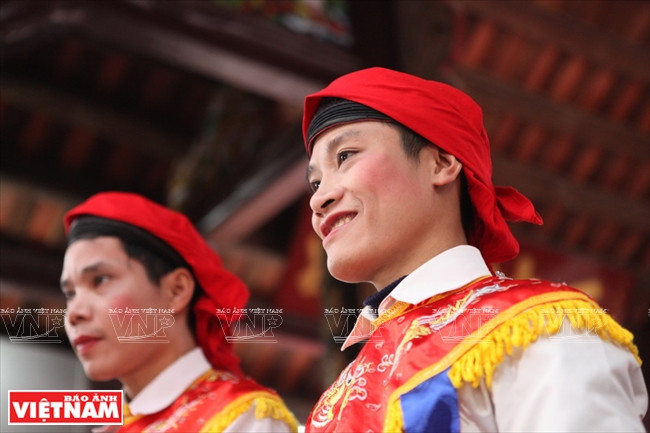 La danse «bông» est l'événement le plus attendu pendant la fête du village d​e la commune de Triêu Khuc, qui a lieu du 9e au 12e jours du​ 1er mois lunaire. Elle a été ​relancée par l'Association des danseurs du Vietnam et l'Association des danseurs de Hanoi via le projet «Les danses anciennes de Thang Long-Hanoi».