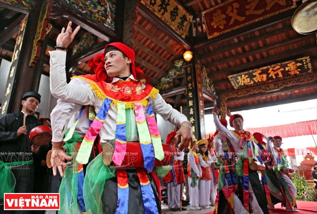 Les danseurs et leurs battements de tambour doivent correspondre aux services de culte qui se déroulent en même temps à l'intérieur de la maison communale. 