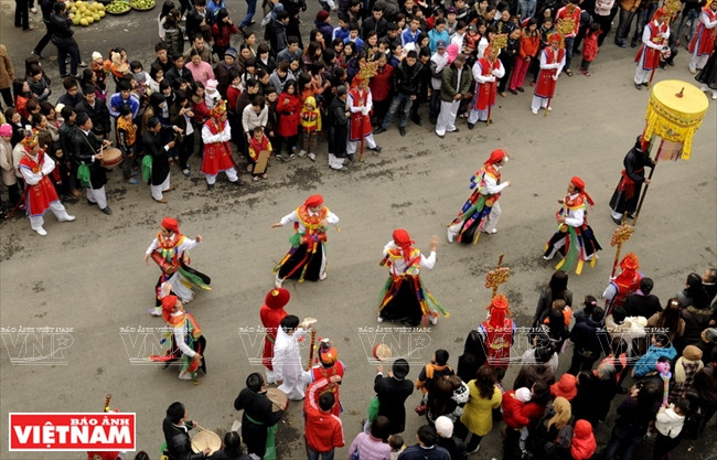 La fête attire de nombreux spectateurs. 